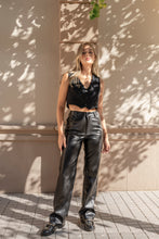 Cargar imagen en el visor de la galería, PANTALON EFECTO PIEL
