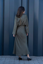 Cargar imagen en el visor de la galería, VESTIDO MIDI VERDE OLIVA