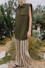 Cargar imagen en el visor de la galería, THE SHOULDER PAD FLOWY SHIRT