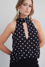 Cargar imagen en el visor de la galería, TOP HALTER LUNARES