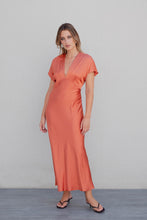 Cargar imagen en el visor de la galería, VESTIDO MIDI SATINADO