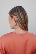 Cargar imagen en el visor de la galería, VESTIDO MIDI SATINADO