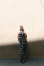 Cargar imagen en el visor de la galería, VESTIDO MIDI HALTER ESTAMPADO