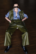 Cargar imagen en el visor de la galería, THE MILITARY GREEN VEGAN LEATHER PANTS