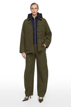 Cargar imagen en el visor de la galería, THE OLIVE BARREL PANTS