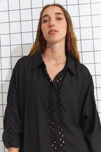 Cargar imagen en el visor de la galería, TUNICA  CAMISERA CALADA  SYMPHORINE